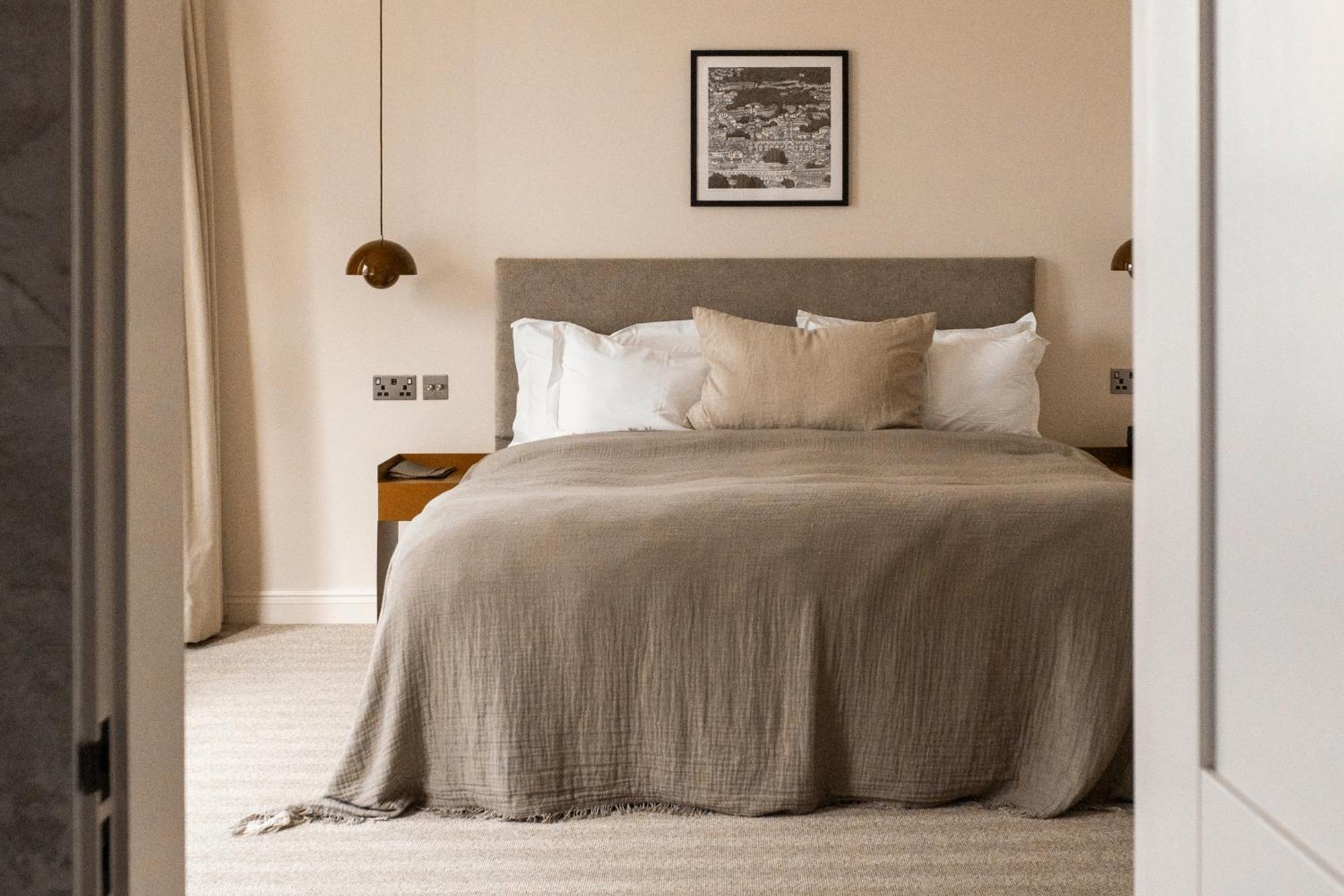 Leighton House - Boutique Guesthouse Bath Exterior photo A bedroom